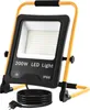 A 200W LED work light with a yellow stand and a coiled black cable. Voir les images du produit