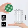 A hand holds a green checkered lid above a clear glass jar, with measurement indicators and weight/diameter icons shown. Voir les images du produit