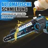 A mini chainsaw is being lubricated with oil, with text overlays highlighting its automatic lubrication feature. Produktbild-Vorschau