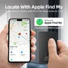 A person is holding a smartphone displaying a map with a location marker, and a small black tracking device. Produktbild-Vorschau