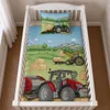 Ambiente-Aufnahme von einem Babybett mit Babybettwäsche Traktor Trecker Bio-Baumwolle 100x135 cm / 40x60 cm. Aus der Vogelperspektive dargestellt. Productafbeelding-voorbeeld