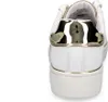 The back view of a white Guess sneaker with gold accents. Produktbild-Vorschau
