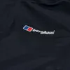 Nahaufnahme des "Hillwalker InterActive Shell Jacket" von Berghaus; zeigt das Logo und die Textur des Materials. Productafbeelding-voorbeeld