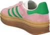 A side view of a pink Adidas Gazelle sneaker with green stripes and a thick platform sole. Produktbild-Vorschau