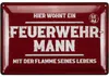 Blechschild - Hier wohnt ein Feuerwehrmann mit der Flamme Produktbild-Vorschau 1