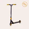 A black and yellow stunt scooter is shown against a light peach background, with a small feather icon in the top right corner. Anteprima dell’immagine prodotto