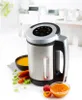 A soup maker is shown with ingredients and finished soup, set in a bright, clean kitchen environment. Anteprima dell’immagine prodotto