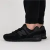 A person wearing black New Balance 574V3 sneakers. Náhľad obrázku produktu