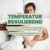 A couple sleeping in bed, covered by white bedding. A green banner with text is overlaid on the image. Anteprima dell’immagine prodotto