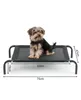 A small dog sits on a raised black dog bed with dimensions indicated by text overlays. Anteprima dell’immagine prodotto