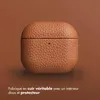 Custodia in vera pelle Accezz per AirPods 4 - Cognac Anteprima dell’immagine prodotto 9