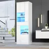 A white, high-gloss display cabinet with LED lighting, placed in a modern living room setting. Anteprima dell’immagine prodotto