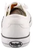 Das Bild zeigt einen weißen Freizeitschuh aus Leder mit hellbrauner Sohle Das Design wirkt schlicht und der Schuh hat weiße Schnürsenkel Der Schuh ist von der linken Seite zu sehen Podgląd zdjęcia produktu