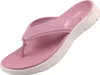 Auf dem Bild sind lila Sandalen zu sehen die von der Seite betrachtet werden. Die Sandalen haben ein schlichtes Design mit mehreren Riemen und einer flachen Sohle. Produktbild-Vorschau