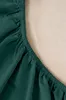 A close-up view of the elasticized edge of a teal-colored fitted sheet. Produktbild-Vorschau