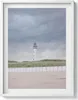 Einsamer Leuchtturm am Strand– Wandbild mit Rahmen – Produktbild-Vorschau 1