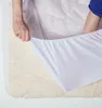 A person's hands are shown tucking a white fitted sheet over a cream-colored, textured mattress topper. Anteprima dell’immagine prodotto