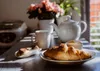 Kaffeekanne & Teekanne aus Porzellan Weiß – Eleganter Produktbild-Vorschau 4