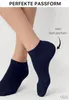 A close-up of a person's ankles wearing navy blue ankle socks. Produktbild-Vorschau