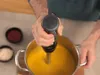 A person is using an immersion blender in a pot of yellow soup, with two small bowls of ingredients in the background. Anteprima dell’immagine prodotto