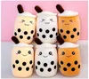 Six bubble tea plush toys arranged in two rows on a pink and white background. Produktbild-Vorschau