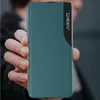 A hand holds a teal phone case with a view window. Anteprima dell’immagine prodotto