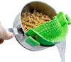 A hand is holding a pot with pasta and a green silicone strainer attached, while water is being drained. Produktbild-Vorschau