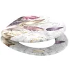 A toilet seat with a feather pattern. Produktbild-Vorschau