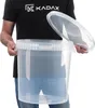 A person is holding a large, transparent plastic bucket with its lid open. Anteprima dell’immagine prodotto