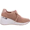 A side view of a single nude-colored sneaker with a white wedge sole. Produktbild-Vorschau