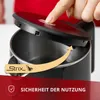 A hand is shown pressing a button on the lid of a black kettle, with an arrow indicating the lid opening. A logo and text are overlaid on the image. Produktbild-Vorschau