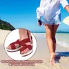 Rote orthopädische Fußgewölbe-Stützsandalen in einem kreisförmigen Ausschnitt gezeigt, über einer Frau, die auf einem Sandstrand geht Náhled obrázku produktu