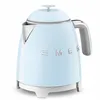 A light blue SMEG electric kettle on a white base. Náhled obrázku produktu