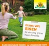 Mutter kniet auf Rasen, Tochter läuft lachend Text: Extra viel Eisen für saftig grünes Rasenparadies Produktbild-Vorschau