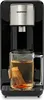 A black Daewoo hot water dispenser with a glass mug of tea. Produktbild-Vorschau