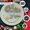 A transparent microwave cover is placed over a plate of food, with various icons and text overlays indicating product features and material. Podgląd zdjęcia produktu