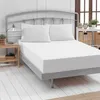 A white fitted sheet is shown on a bed with two white pillows. Produktbild-Vorschau