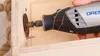A Dremel rotary tool with a cutting disc is being used to cut screws in a wooden box. Anteprima dell’immagine prodotto