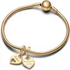 A gold-colored Pandora bracelet with two heart-shaped charms, one engraved with 'Mother' and the other with 'Daughter' and white enamel. Produktbild-Vorschau