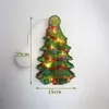 Leuchtende Weihnachtsbaum-Fensterdekoration mit gelbem Stern an der Spitze, verziert mit Glocken, Schleifen, Zuckerstangen und Geschenken, mit Maßen von 25cm Höhe und 15cm Breite Productafbeelding-voorbeeld