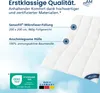 A close-up of a white quilted blanket with text overlays and certification logos. Produktbild-Vorschau
