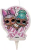 A birthday candle featuring two cartoon dolls with large eyes and stylized hair, set against a circular background with confetti and stripes. The candle has a pointed base for insertion into a cake. Anteprima dell’immagine prodotto