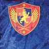 Detailaufnahme des Löwen-Wappens auf der blauen Tunika. Produktbild-Vorschau