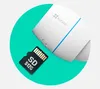 A close-up of an SD card and a white security camera with a blue stripe. Voir les images du produit