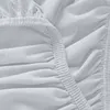 A close-up view of white fabric with elastic gathering, likely a fitted sheet. Produktbild-Vorschau