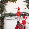 Weihnachtswichtel-Mädchen zwischen Tannenzweigen und weihnachtlicher Dekoration als Inspiration für kreative Wichtelszenen im Advent. Voir les images du produit