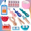 A collection of toy medical instruments and accessories arranged on a light-colored background. Anteprima dell’immagine prodotto