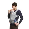 A man is holding a baby in a grey baby carrier with a feather pattern. Náhled obrázku produktu