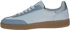 A side view of a white and light blue sneaker with a brown sole. Voir les images du produit