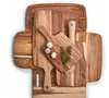 A collection of wooden cutting boards of various sizes, arranged in a layered composition on a white background. Some boards have handles, and one small board features garlic and rosemary. Anteprima dell’immagine prodotto